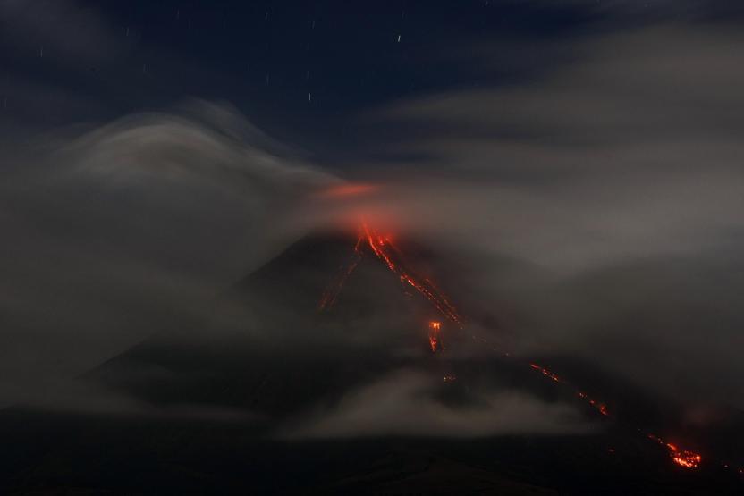 Mayon lav püskürtmeye başladı