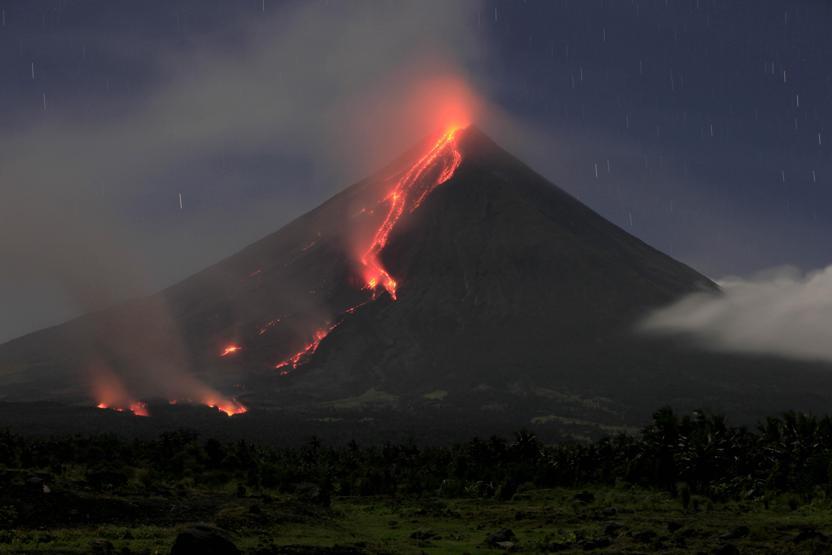 Mayon lav püskürtmeye başladı