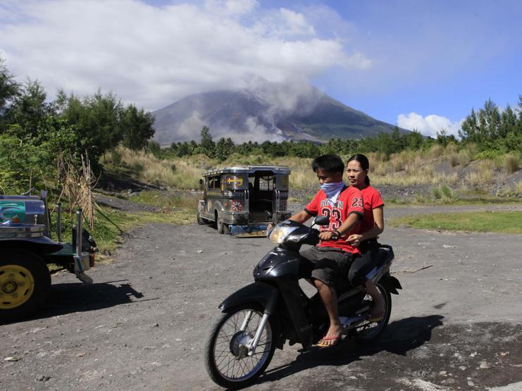 Mayon lav püskürtmeye başladı