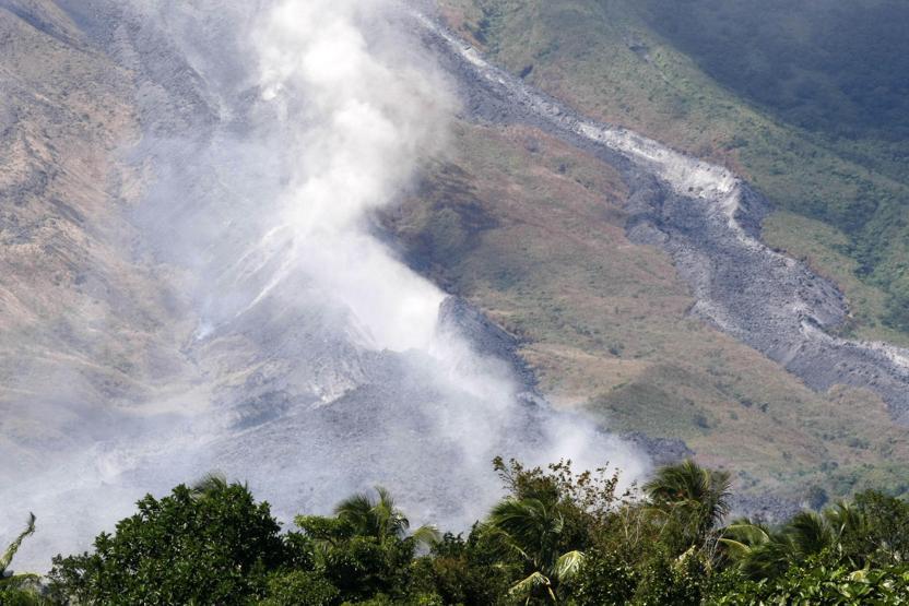 Mayon lav püskürtmeye başladı