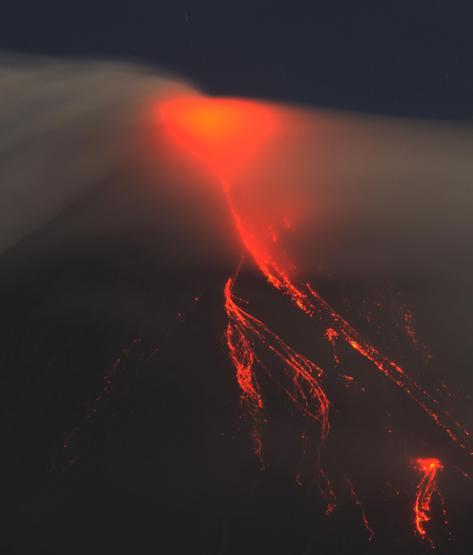 Mayon lav püskürtmeye başladı