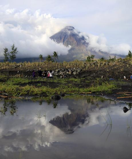 Mayon lav püskürtmeye başladı