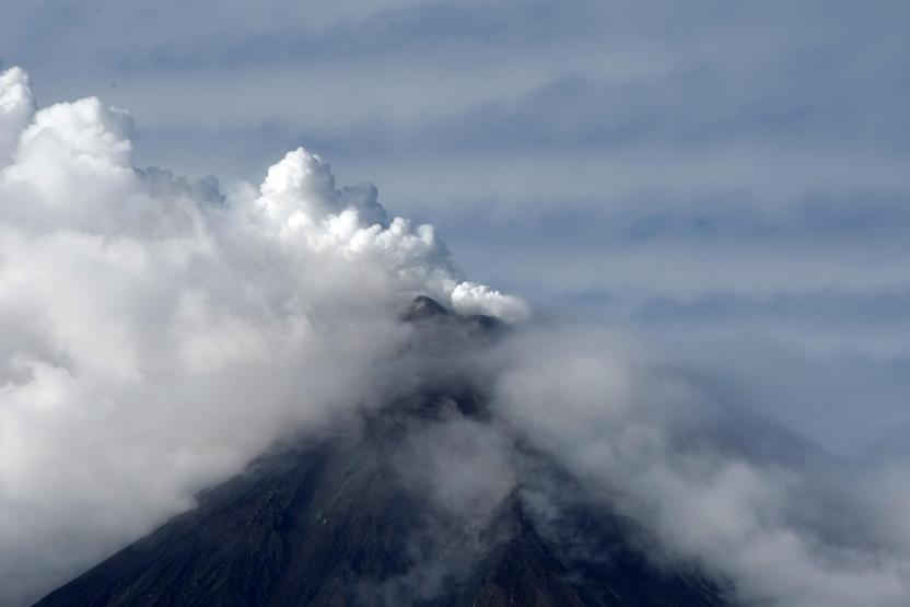 Mayon lav püskürtmeye başladı