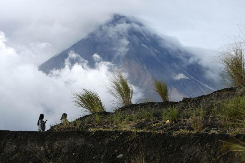 Mayon lav püskürtmeye başladı