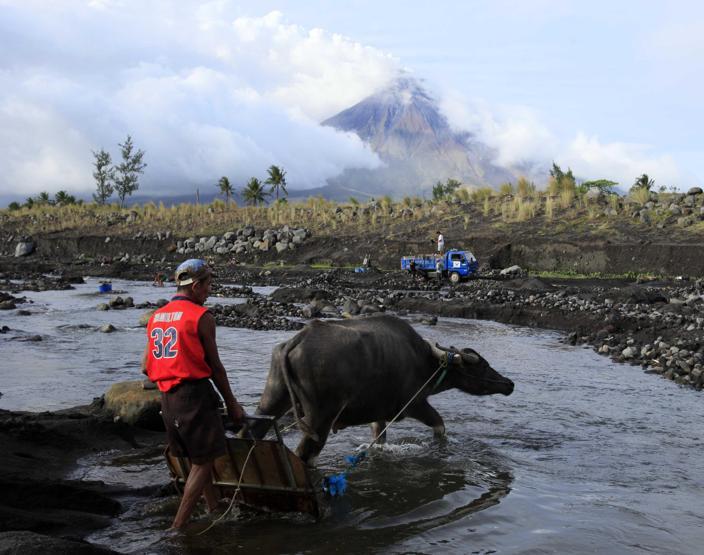 Mayon lav püskürtmeye başladı
