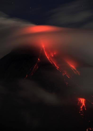 Mayon lav püskürtmeye başladı
