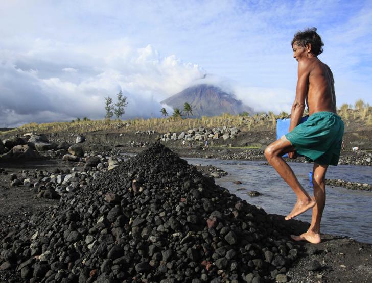 Mayon lav püskürtmeye başladı