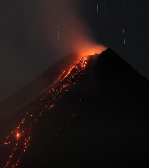 Mayon lav püskürtmeye başladı