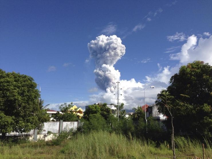 Mayon lav püskürtmeye başladı