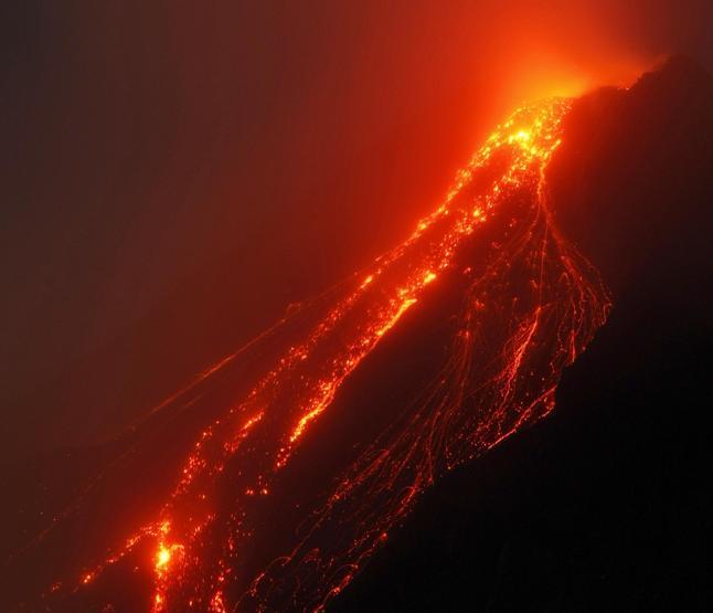 Mayon lav püskürtmeye başladı