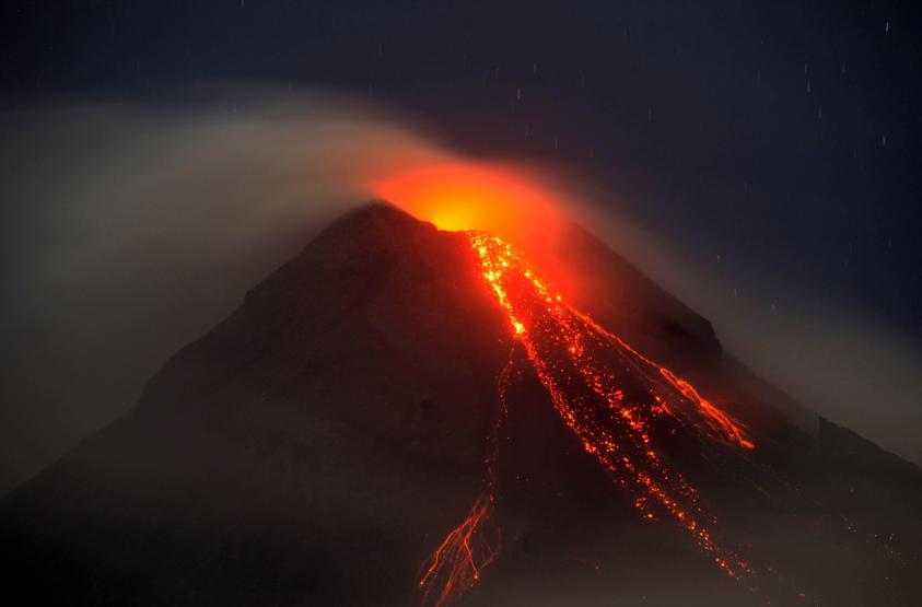 Mayon lav püskürtmeye başladı
