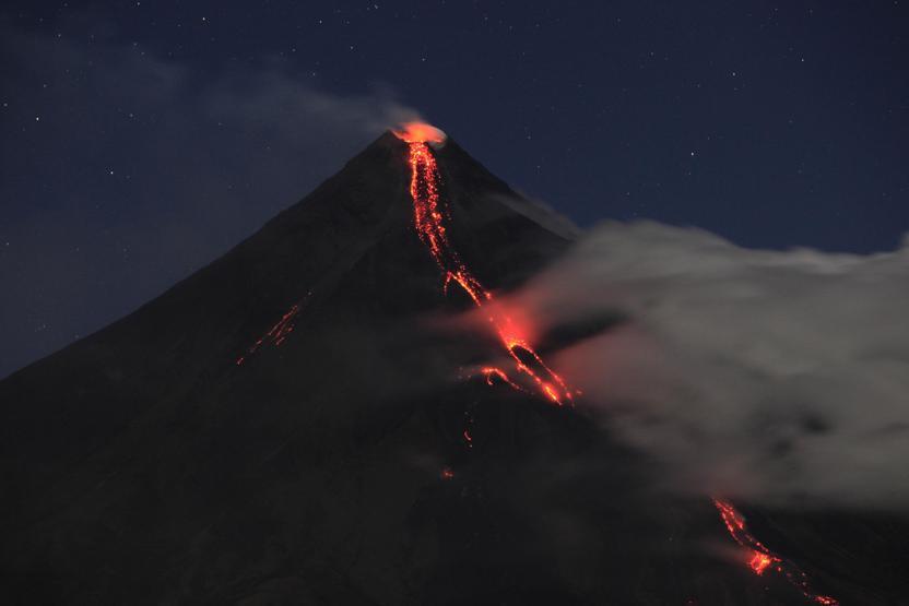 Mayon lav püskürtmeye başladı