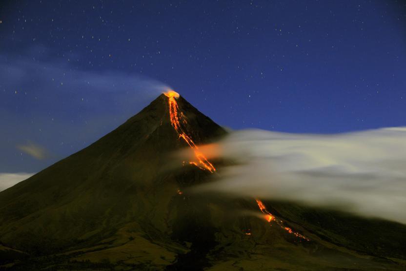 Mayon lav püskürtmeye başladı