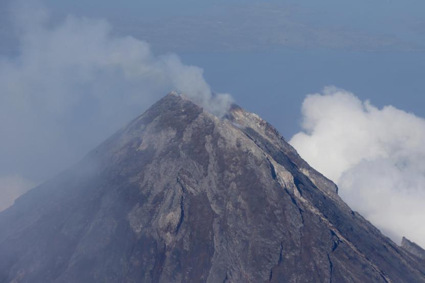Mayon lav püskürtmeye başladı
