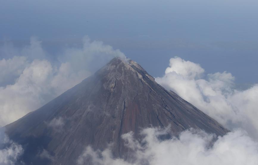 Mayon lav püskürtmeye başladı