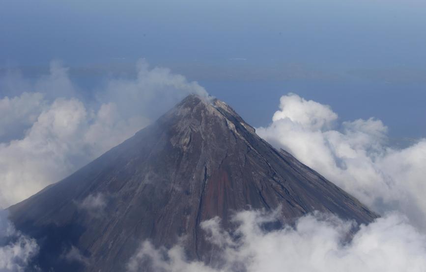 Mayon lav püskürtmeye başladı