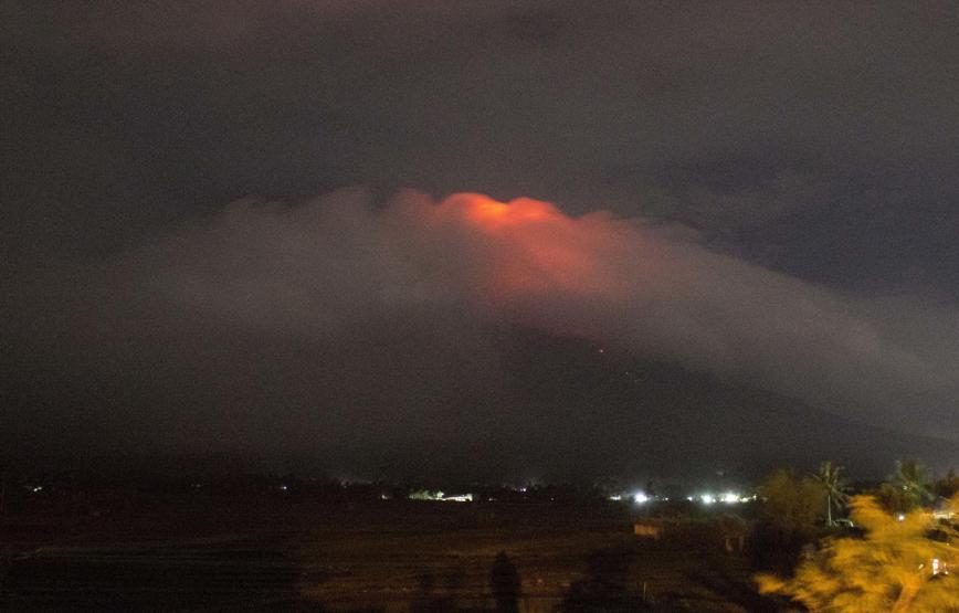 Mayon lav püskürtmeye başladı