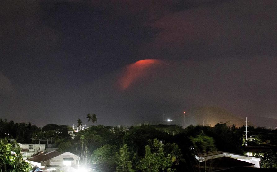 Mayon lav püskürtmeye başladı
