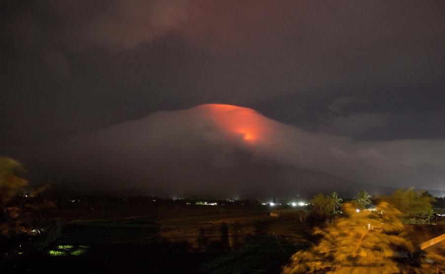 Mayon lav püskürtmeye başladı