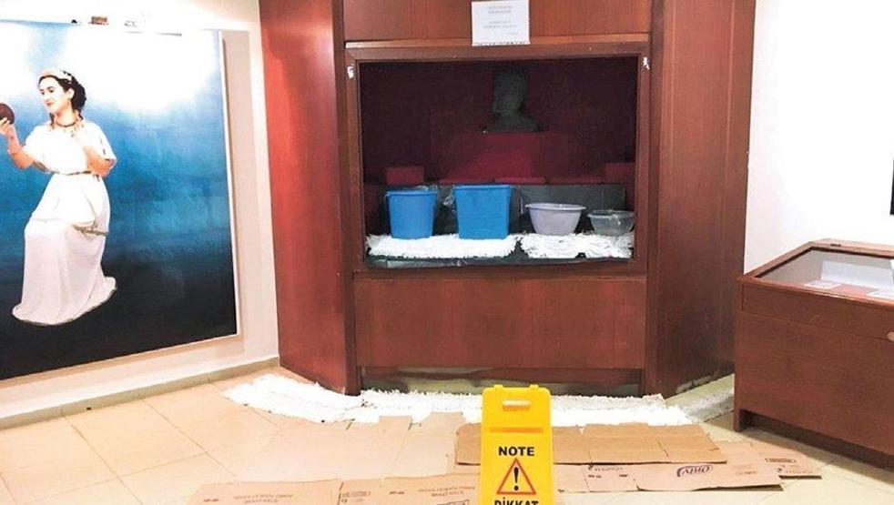 Müzenin teşhir alanında kova, leğen ve çöp kovası