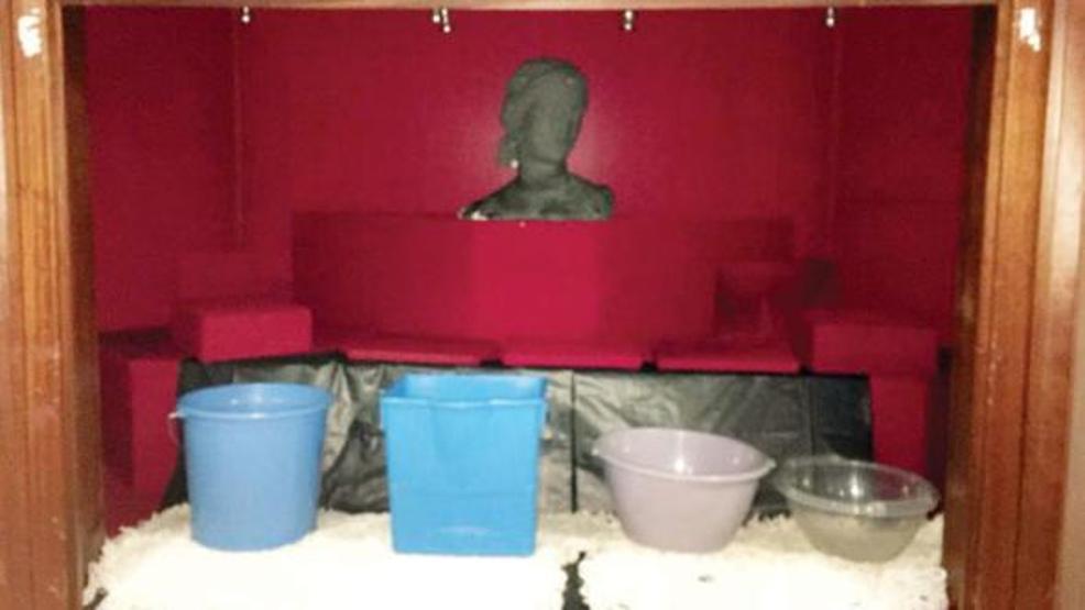 Müzenin teşhir alanında kova, leğen ve çöp kovası