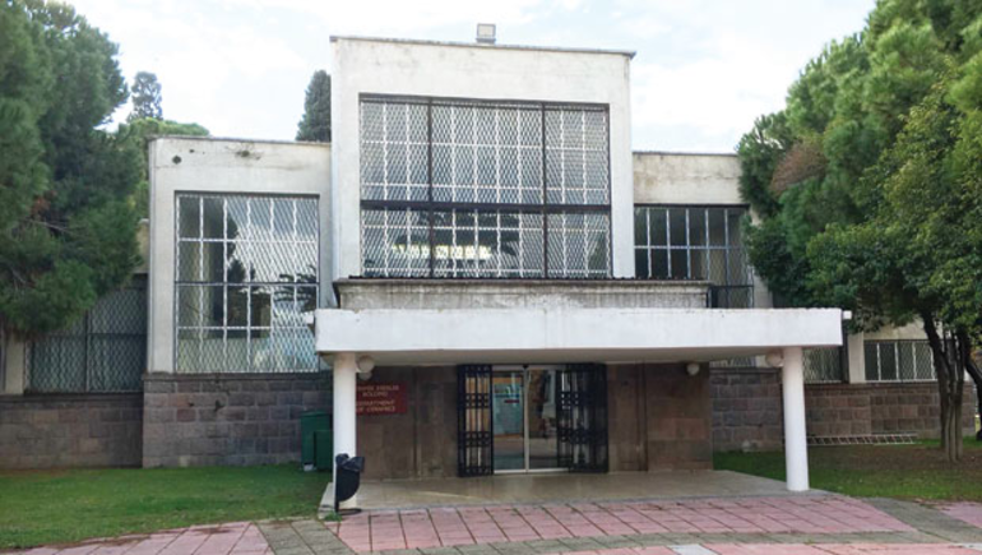 Müzenin teşhir alanında kova, leğen ve çöp kovası