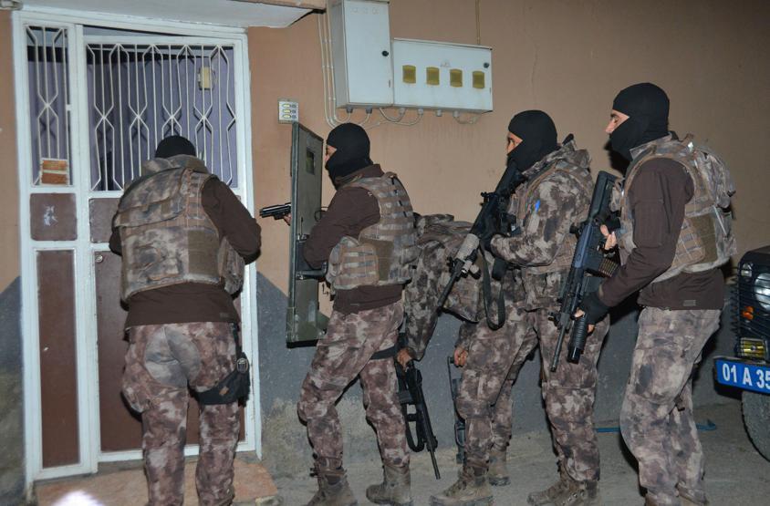 Adanada eş zamanlı şafak operasyonu