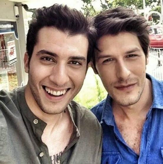 Yakışıklı oyuncu ünlü türkücünün oğlu çıktı