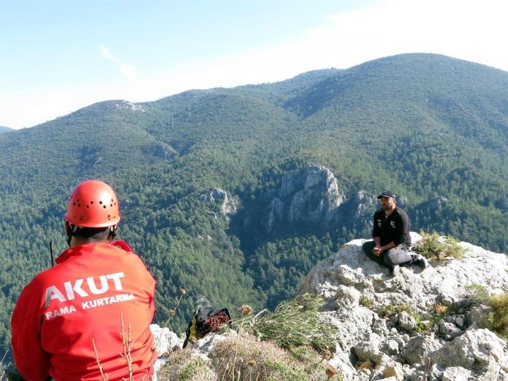 Arama kurtarma ekipleri kayıp çobanı arıyor