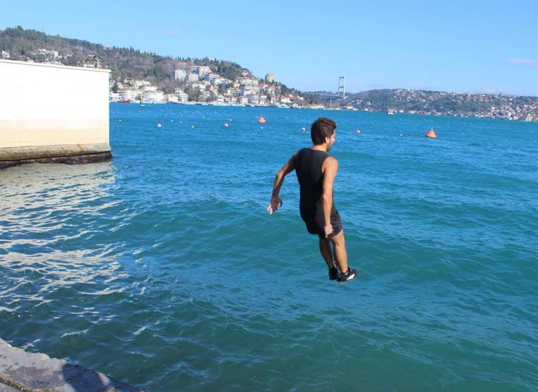 Bebek sahilinde ocak ortasında denize girdiler