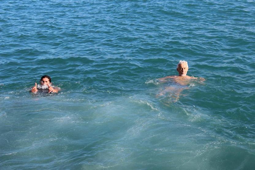 Bebek sahilinde ocak ortasında denize girdiler