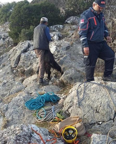 Kayalıkta mahsur kalan keçi 3 saatte kurtarıldı