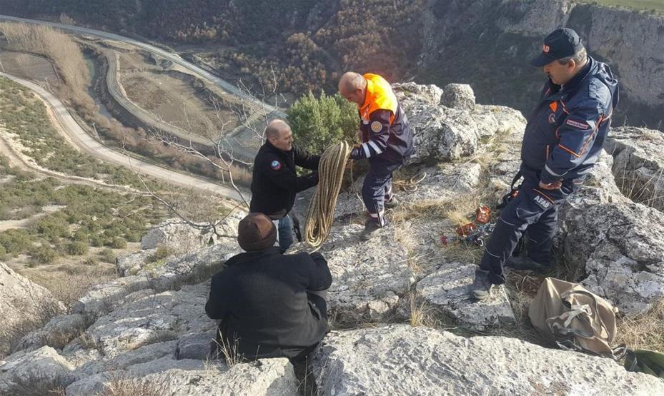 Kayalıkta mahsur kalan keçi 3 saatte kurtarıldı