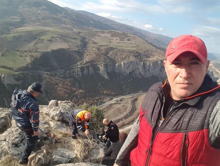 Kayalıkta mahsur kalan keçi 3 saatte kurtarıldı