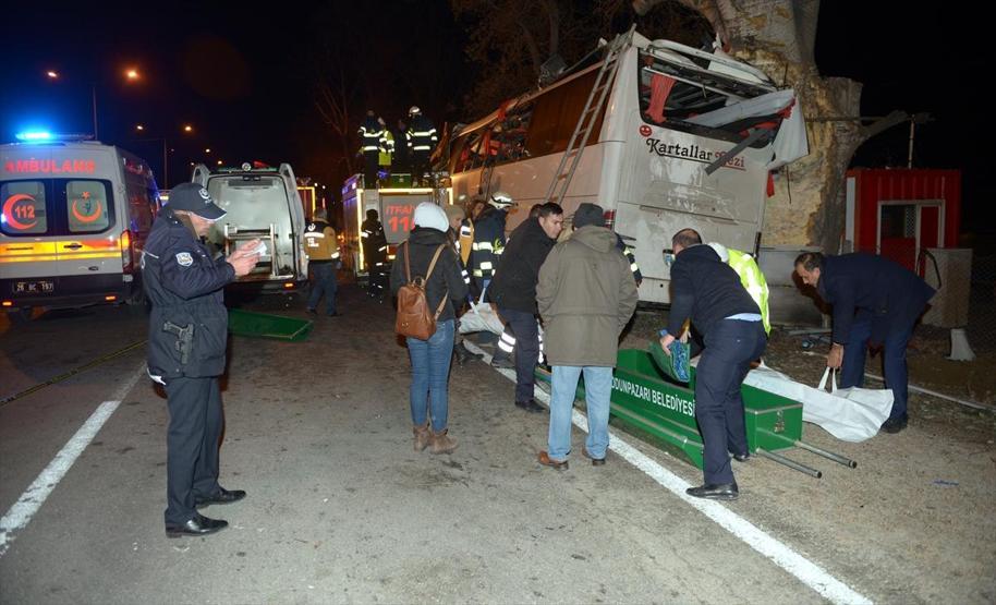 Son dakika... Eskişehirde yolcu otobüsü kaza yaptı: 11 ölü, 44 yaralı