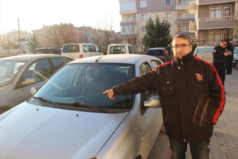 Site otoparkındaki 16 aracın üzerine mermi bırakıldı