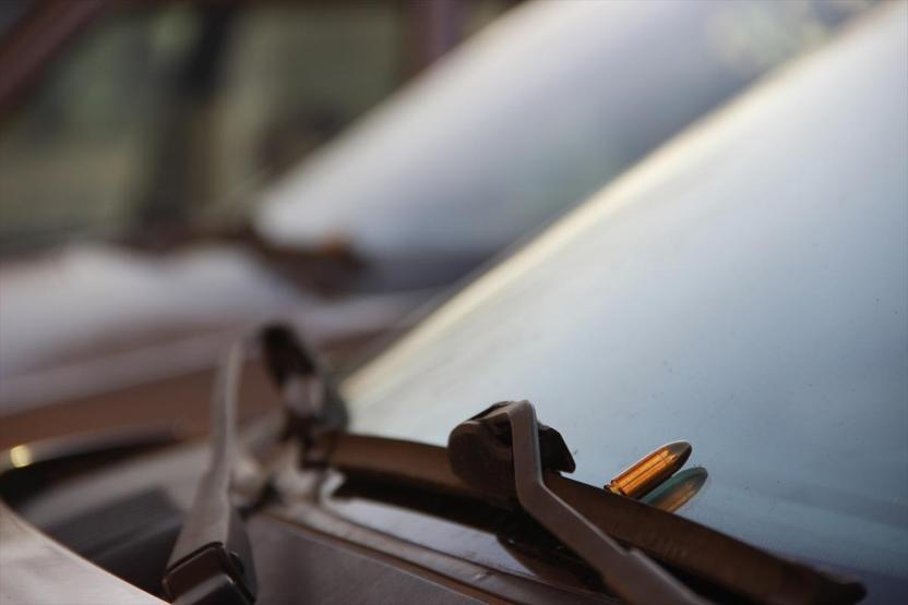 Site otoparkındaki 16 aracın üzerine mermi bırakıldı