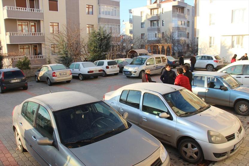 Site otoparkındaki 16 aracın üzerine mermi bırakıldı