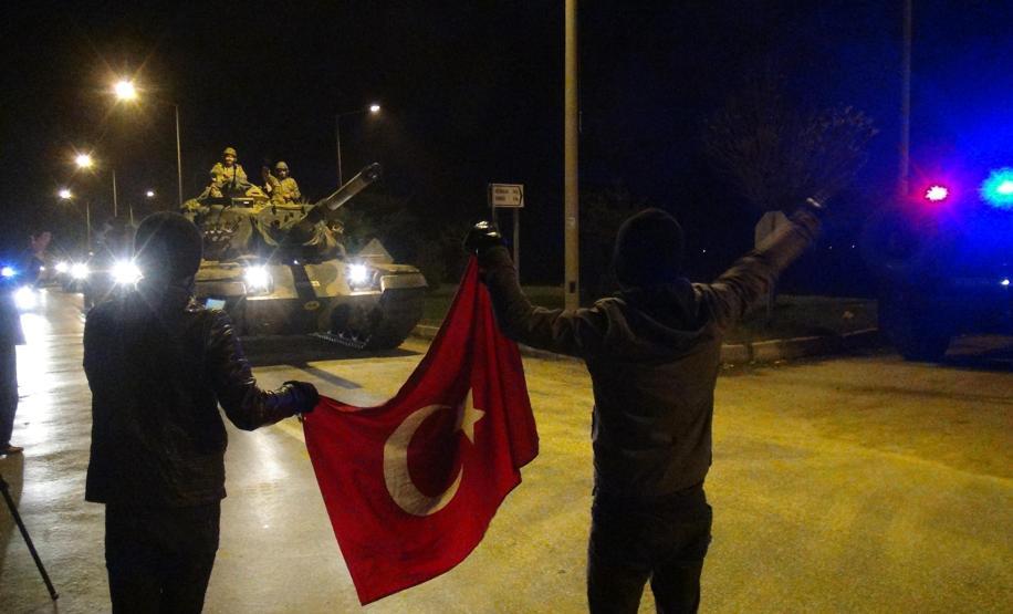 Afrine Zeytin Dalı Harekatı sürüyor, tanklar Suriyeye girdi