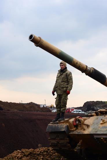 Afrine Zeytin Dalı Harekatı sürüyor, tanklar Suriyeye girdi