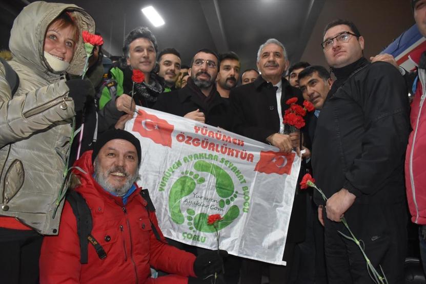 Doğu Ekspresi yolcularına sazlı sözlü, çiçekli karşılama sürprizi