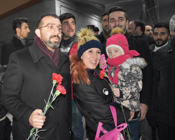 Doğu Ekspresi yolcularına sazlı sözlü, çiçekli karşılama sürprizi