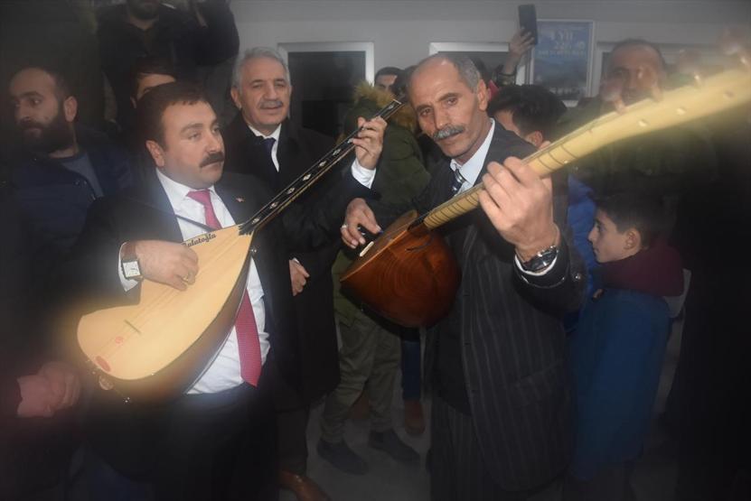 Doğu Ekspresi yolcularına sazlı sözlü, çiçekli karşılama sürprizi