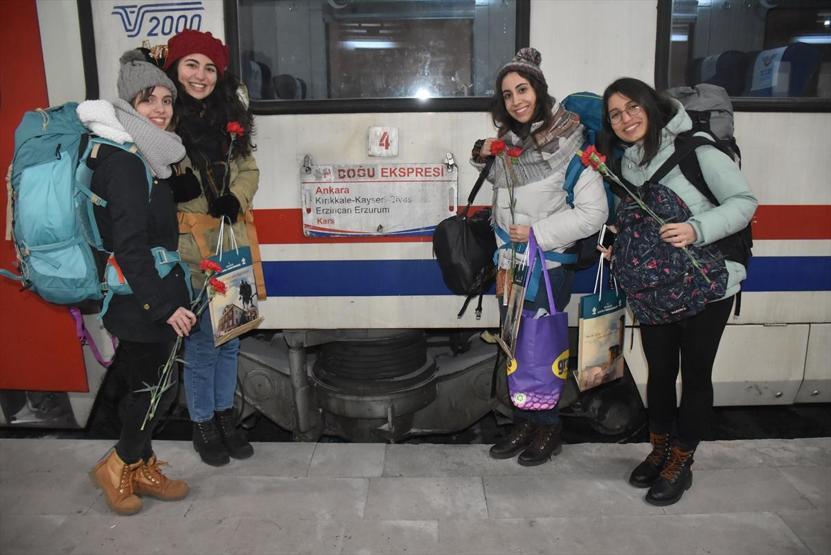 Doğu Ekspresi yolcularına sazlı sözlü, çiçekli karşılama sürprizi