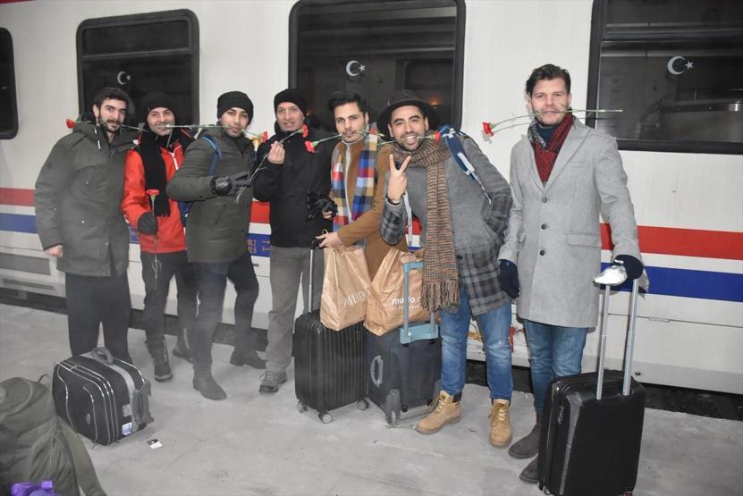 Doğu Ekspresi yolcularına sazlı sözlü, çiçekli karşılama sürprizi