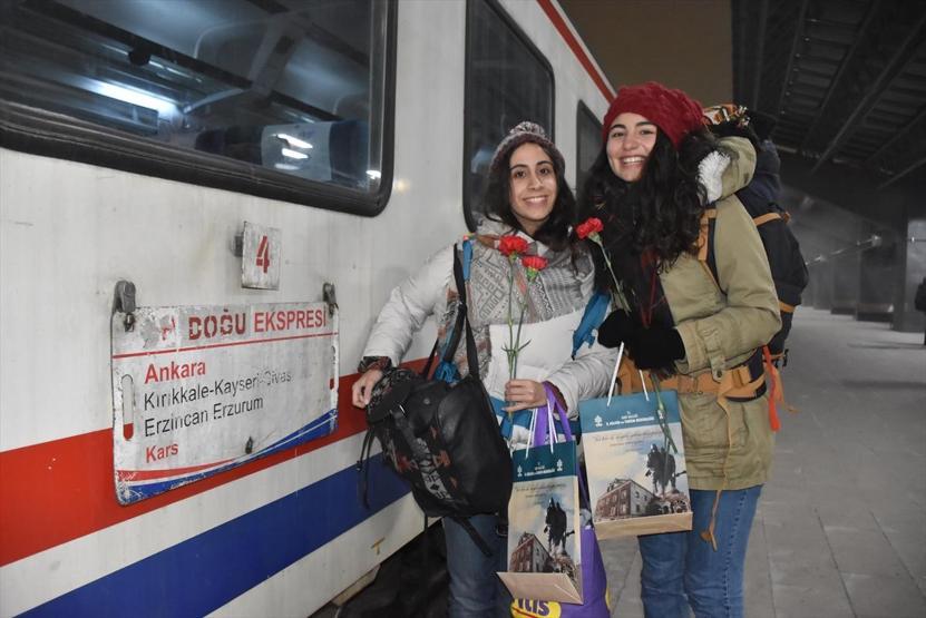 Doğu Ekspresi yolcularına sazlı sözlü, çiçekli karşılama sürprizi