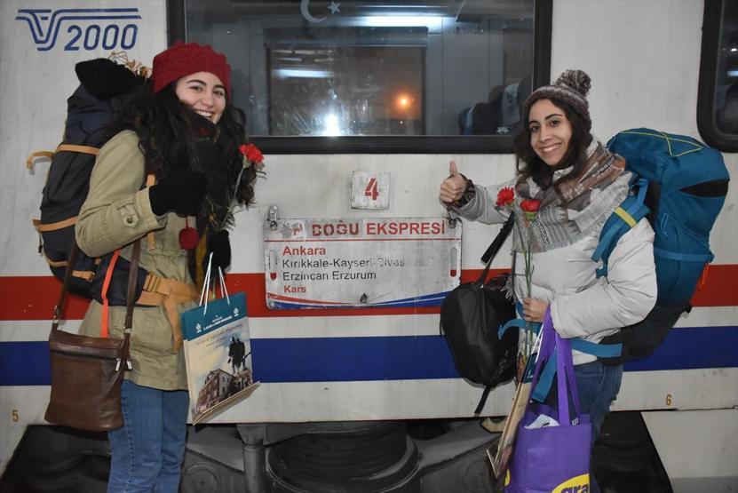 Doğu Ekspresi yolcularına sazlı sözlü, çiçekli karşılama sürprizi