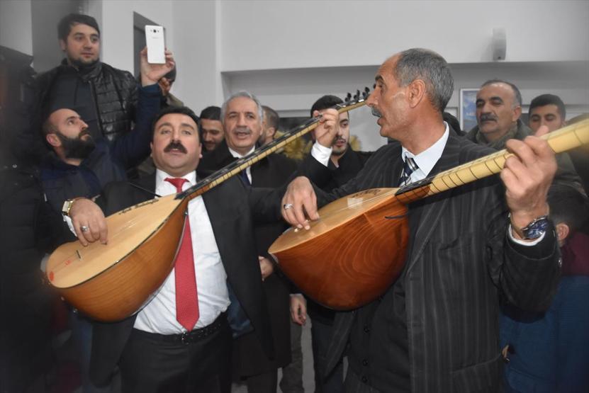Doğu Ekspresi yolcularına sazlı sözlü, çiçekli karşılama sürprizi