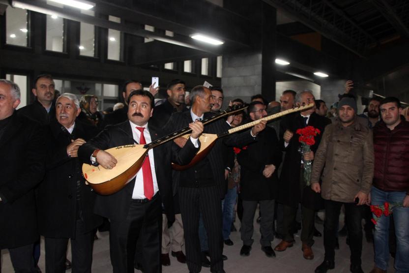 Doğu Ekspresi yolcularına sazlı sözlü, çiçekli karşılama sürprizi
