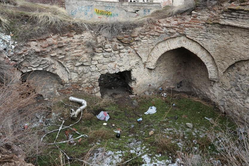 Tarihi hamam çürümeye terk edildi